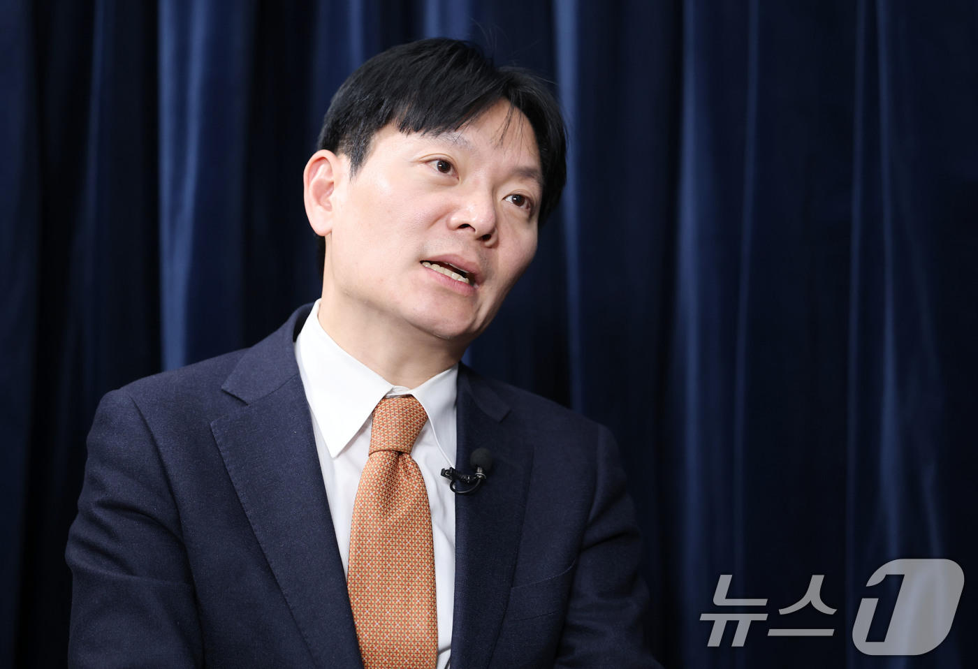 (서울=뉴스1) 이광호 기자 = 박상용 인천지검 부부장검사가 6일 오후 서울의 한 사무실에서 취재진의 질문에 답하고 있다.이날 법무부는 '쌍방울 대북송금 사건' 수사 과정에서 비위 …