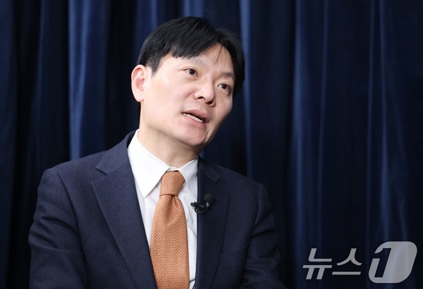 본문 이미지 - 박상용 인천지검 부부장검사가 6일 오후 서울 종로구 뉴스1 사무실에서 인터뷰를 하고 있다.  이날 법무부는 '쌍방울 대북송금 사건' 수사 과정에서 비위 의혹이 제기된 박 검사에 대해 직무를 정지시켰다. 2026.4.6 ⓒ 뉴스1 이광호 기자