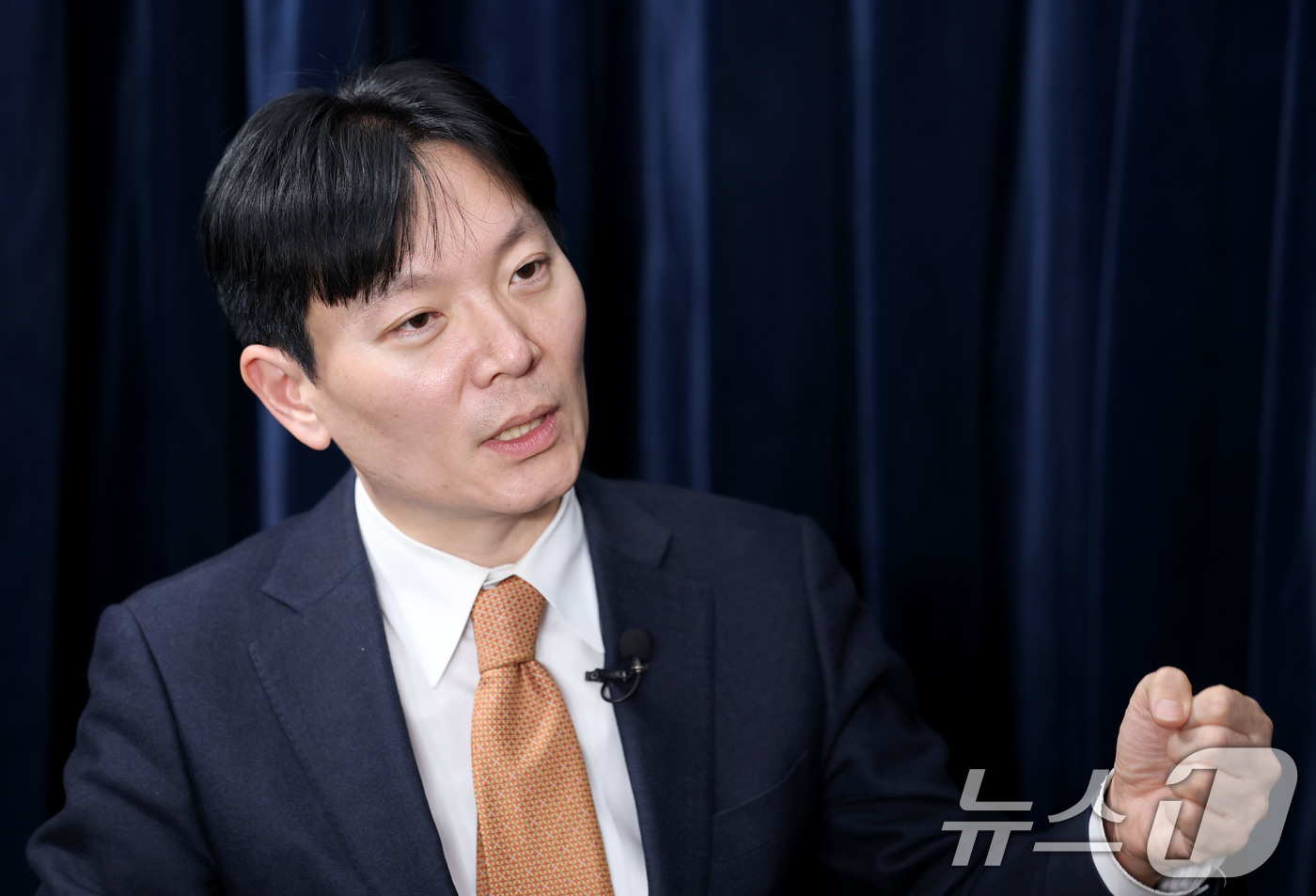 (서울=뉴스1) 이광호 기자 = 박상용 인천지검 부부장검사가 6일 오후 서울의 한 사무실에서 취재진의 질문에 답하고 있다.이날 법무부는 '쌍방울 대북송금 사건' 수사 과정에서 비위 …