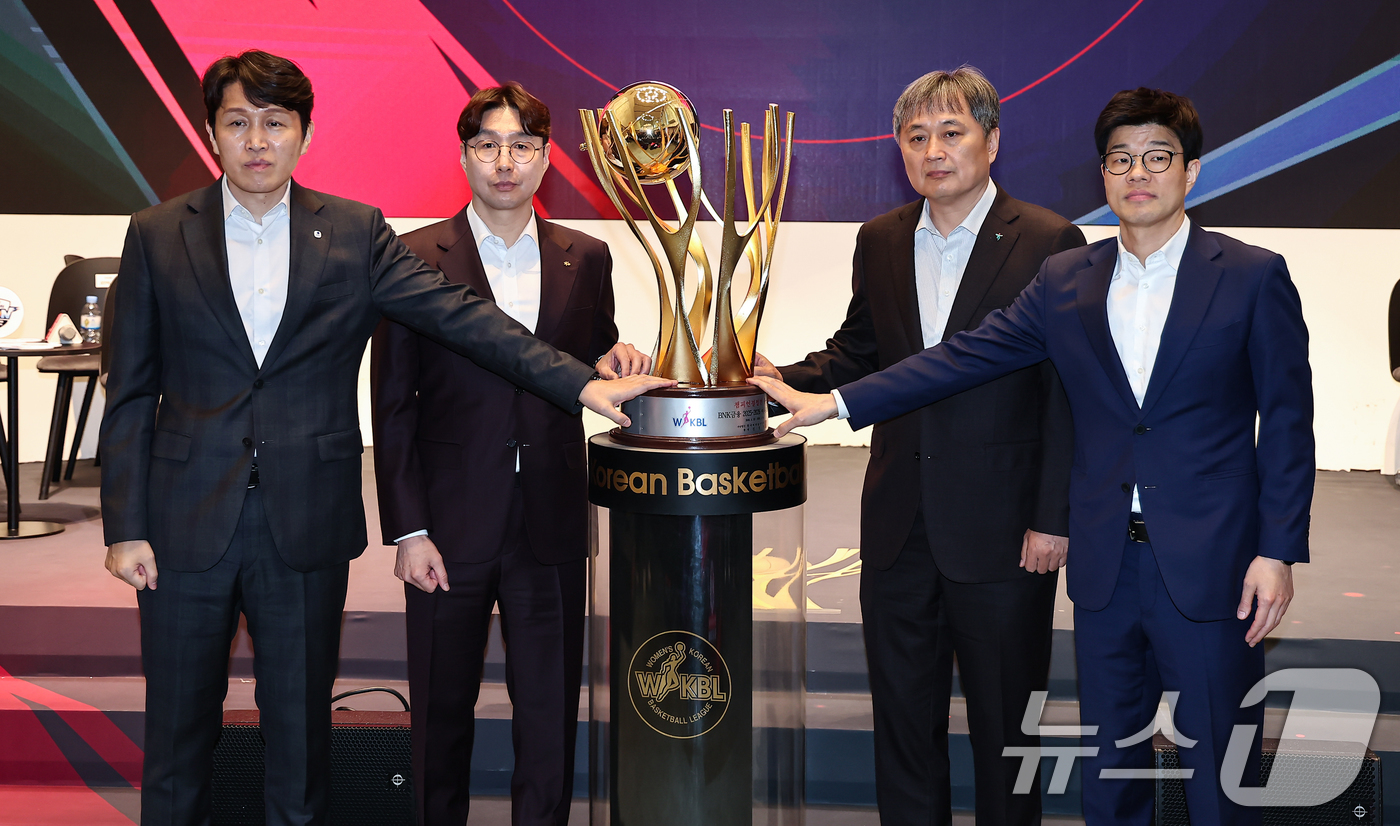 (서울=뉴스1) 김도우 기자 = 6일 서울 용산구 서울드래곤시티에서 열린 BNK금융 2025-2026 여자프로농구 포스트시즌 미디어데이에서 진출팀 감독들이 트로피를 두고 기념촬영을 …