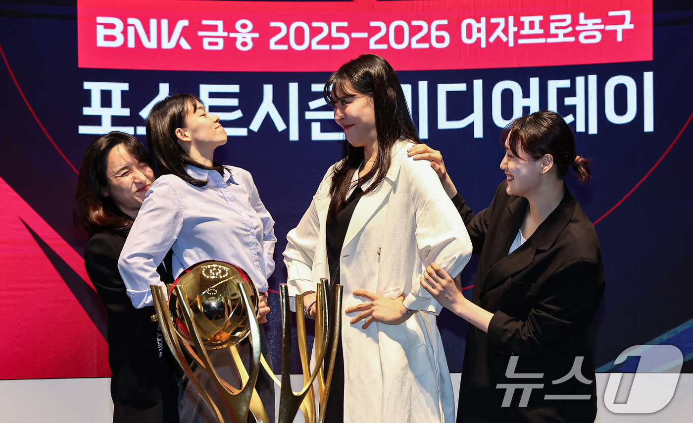 (서울=뉴스1) 김도우 기자 = 6일 서울 용산구 서울드래곤시티에서 열린 BNK금융 2025-2026 여자프로농구 포스트시즌 미디어데이에서 우리은행 김단비(왼쪽부터),강계리, KB …