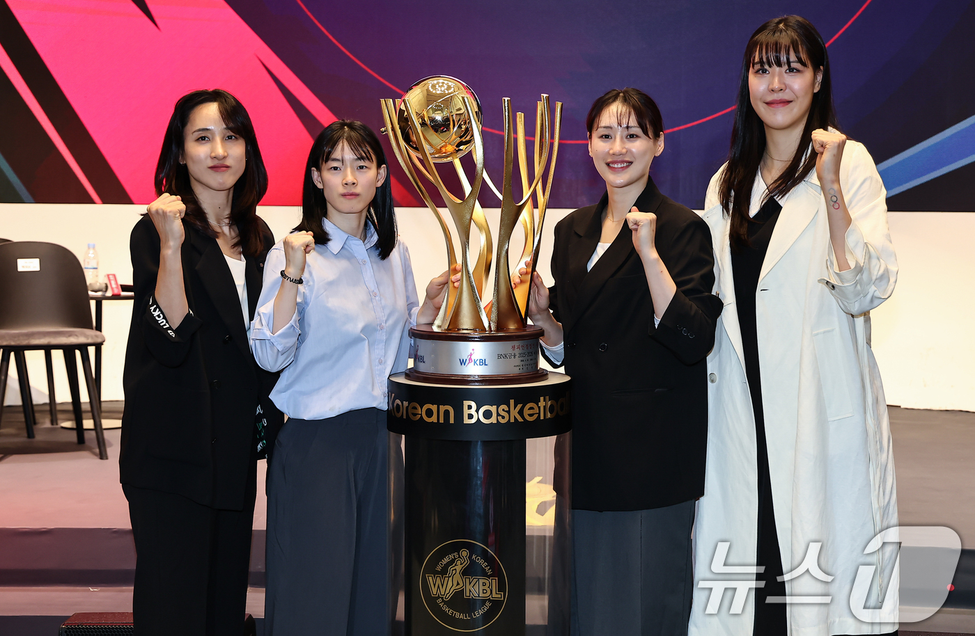 (서울=뉴스1) 김도우 기자 = 6일 서울 용산구 서울드래곤시티에서 열린 BNK금융 2025-2026 여자프로농구 포스트시즌 미디어데이에서 우리은행 김단비(왼쪽부터),강계리, KB …