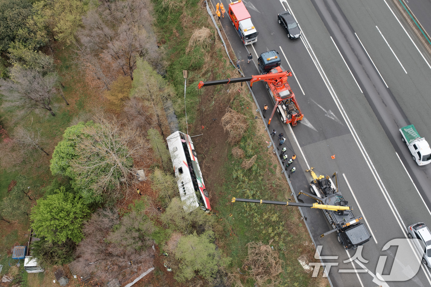 (대구=뉴스1) 공정식 기자 = 6일 오후 4시 10분쯤 대구 북구 팔달동 금호분기점 인근 도로에서 8명이 탑승한 시외버스 1대가 가드레일을 들이받은 후 5m 아래로 추락했다. 승 …