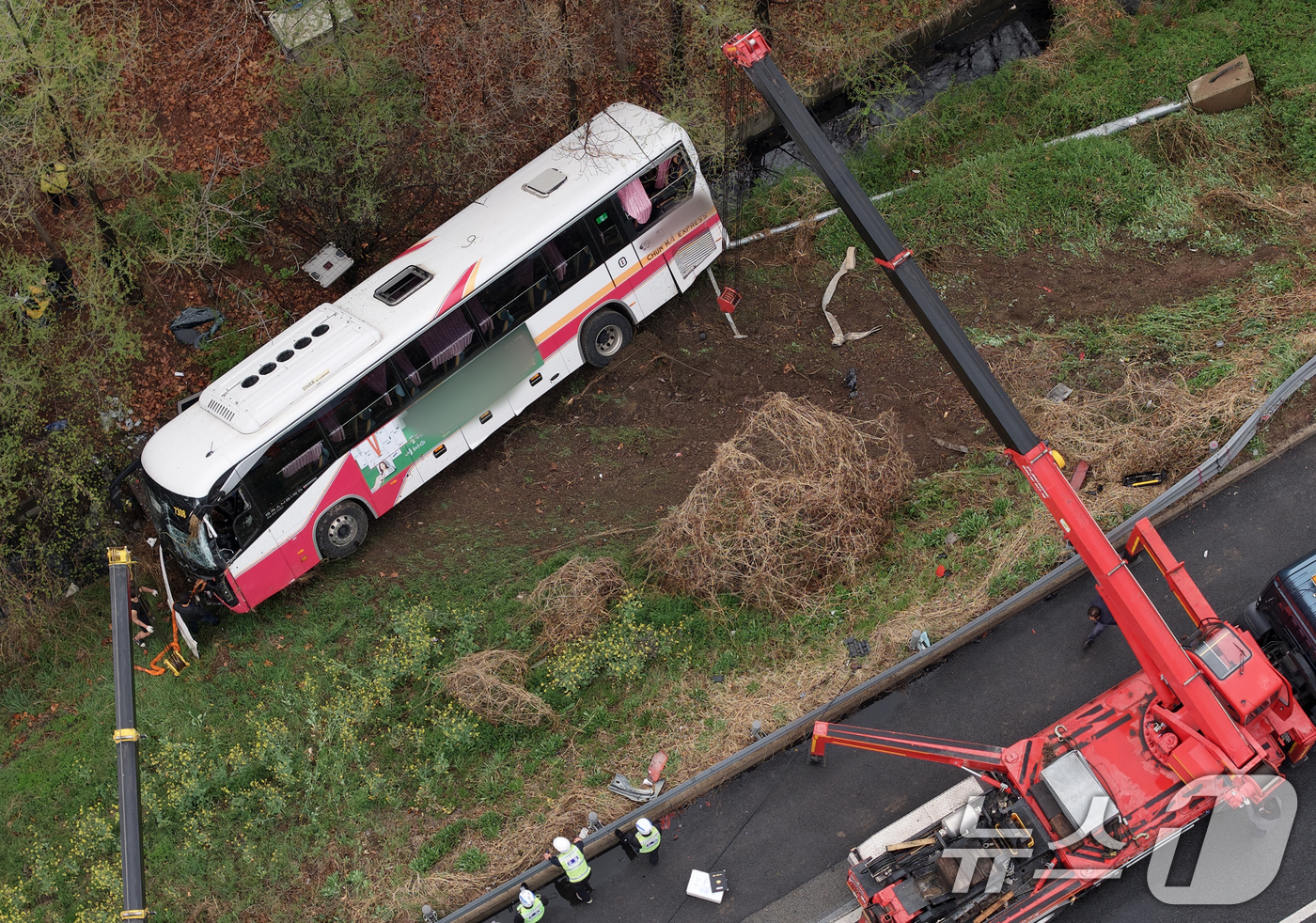(대구=뉴스1) 공정식 기자 = 6일 오후 4시 10분쯤 대구 북구 팔달동 금호분기점 인근 도로에서 8명이 탑승한 시외버스 1대가 가드레일을 들이받은 후 5m 아래로 추락했다. 승 …