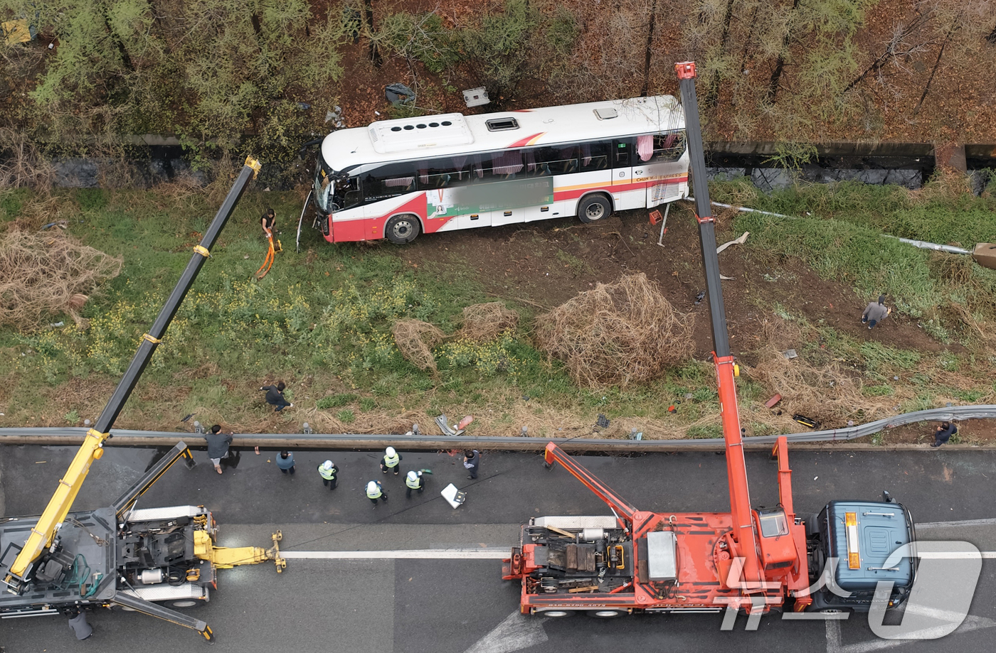 (대구=뉴스1) 공정식 기자 = 6일 오후 4시 10분쯤 대구 북구 팔달동 금호분기점 인근 도로에서 8명이 탑승한 시외버스 1대가 가드레일을 들이받은 후 5m 아래로 추락했다. 승 …