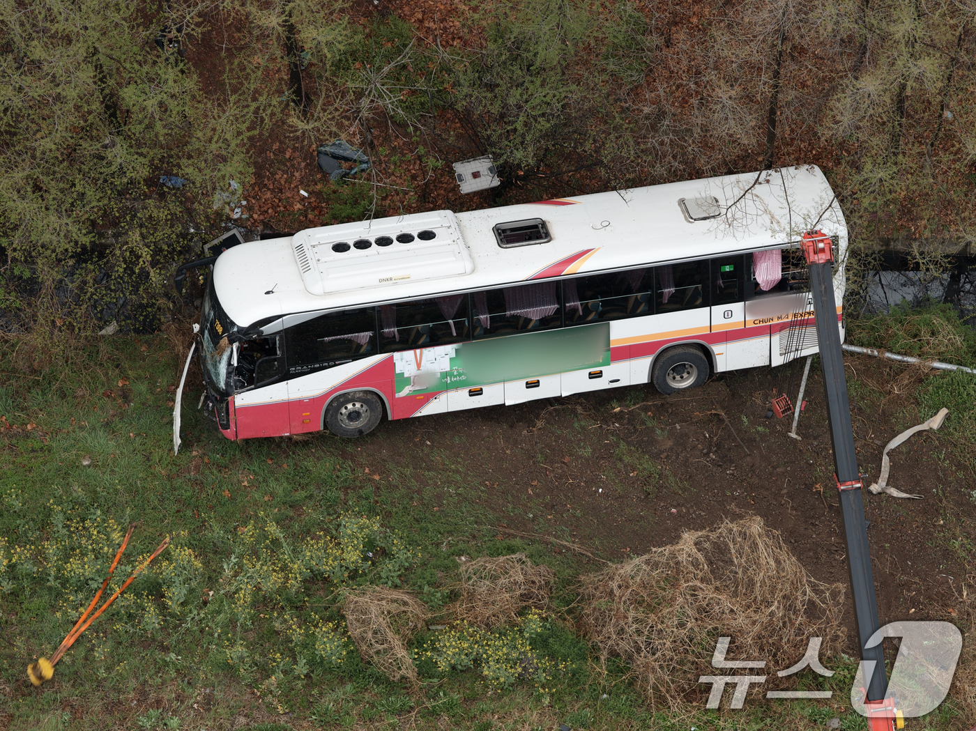 (대구=뉴스1) 공정식 기자 = 6일 오후 4시 10분쯤 대구 북구 팔달동 금호분기점 인근 도로에서 8명이 탑승한 시외버스 1대가 가드레일을 들이받은 후 5m 아래로 추락했다. 승 …