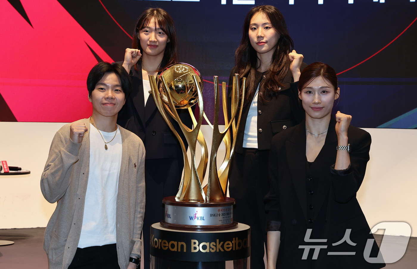 (서울=뉴스1) 김도우 기자 = 6일 서울 용산구 서울드래곤시티에서 열린 BNK금융 2025-2026 여자프로농구 포스트시즌 미디어데이에서 하나은행 진안(왼쪽부터),정예림, 삼성생 …