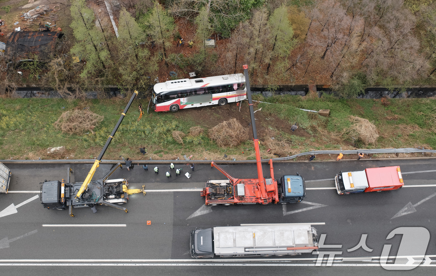 (대구=뉴스1) 공정식 기자 = 6일 오후 4시 10분쯤 대구 북구 팔달동 금호분기점 인근 도로에서 8명이 탑승한 시외버스 1대가 가드레일을 들이받은 후 5m 아래로 추락했다. 승 …