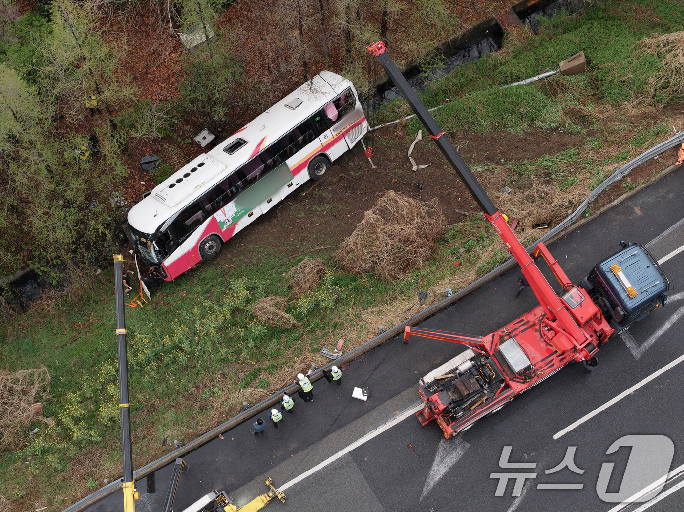 (대구=뉴스1) 공정식 기자 = 6일 오후 4시 10분쯤 대구 북구 팔달동 금호분기점 인근 도로에서 8명이 탑승한 시외버스 1대가 가드레일을 들이받은 후 5m 아래로 추락했다. 승 …