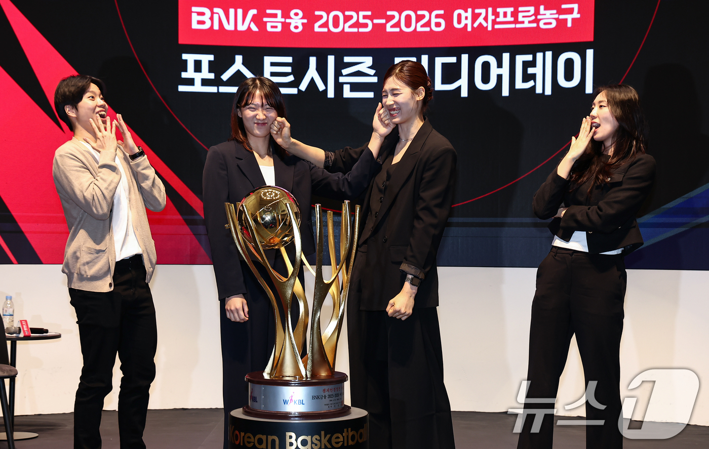 (서울=뉴스1) 김도우 기자 = 6일 서울 용산구 서울드래곤시티에서 열린 BNK금융 2025-2026 여자프로농구 포스트시즌 미디어데이에서 하나은행 진안(왼쪽부터),정예림, 삼성생 …