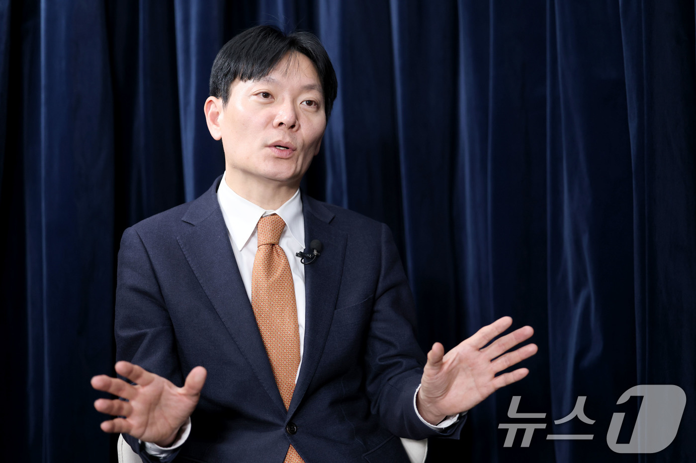 (서울=뉴스1) 이광호 기자 = 박상용 인천지검 부부장검사가 6일 오후 서울의 한 사무실에서 취재진의 질문에 답하고 있다.이날 법무부는 '쌍방울 대북송금 사건' 수사 과정에서 비위 …