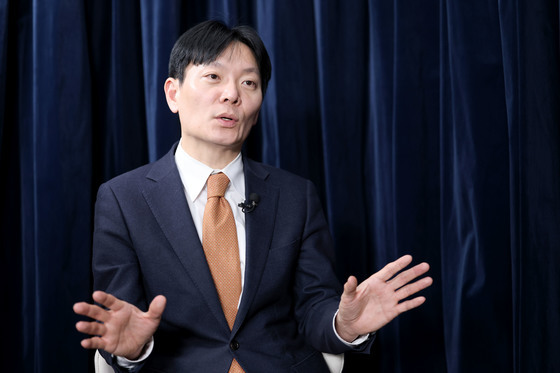 취재진 질문 답하는 박상용 검사