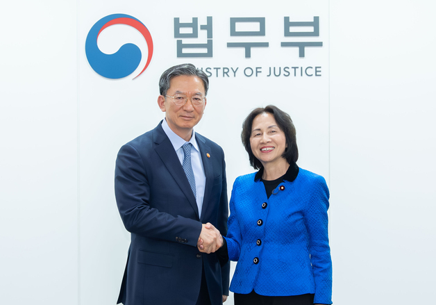 정성호, 日외국인정책 보좌 만나 "한일 출입국·이민정책 협력하자"