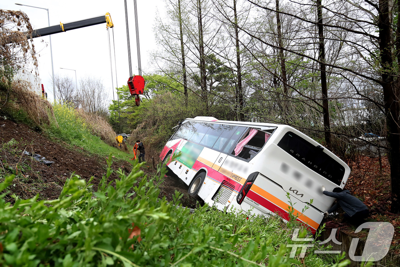 (대구=뉴스1) 공정식 기자 = 6일 오후 4시 10분쯤 대구 북구 팔달동 금호분기점 인근 고속도로에서 승객 8명이 탑승한 시외버스 1대가 가드레일을 들이받은 후 약 10m 아래로 …