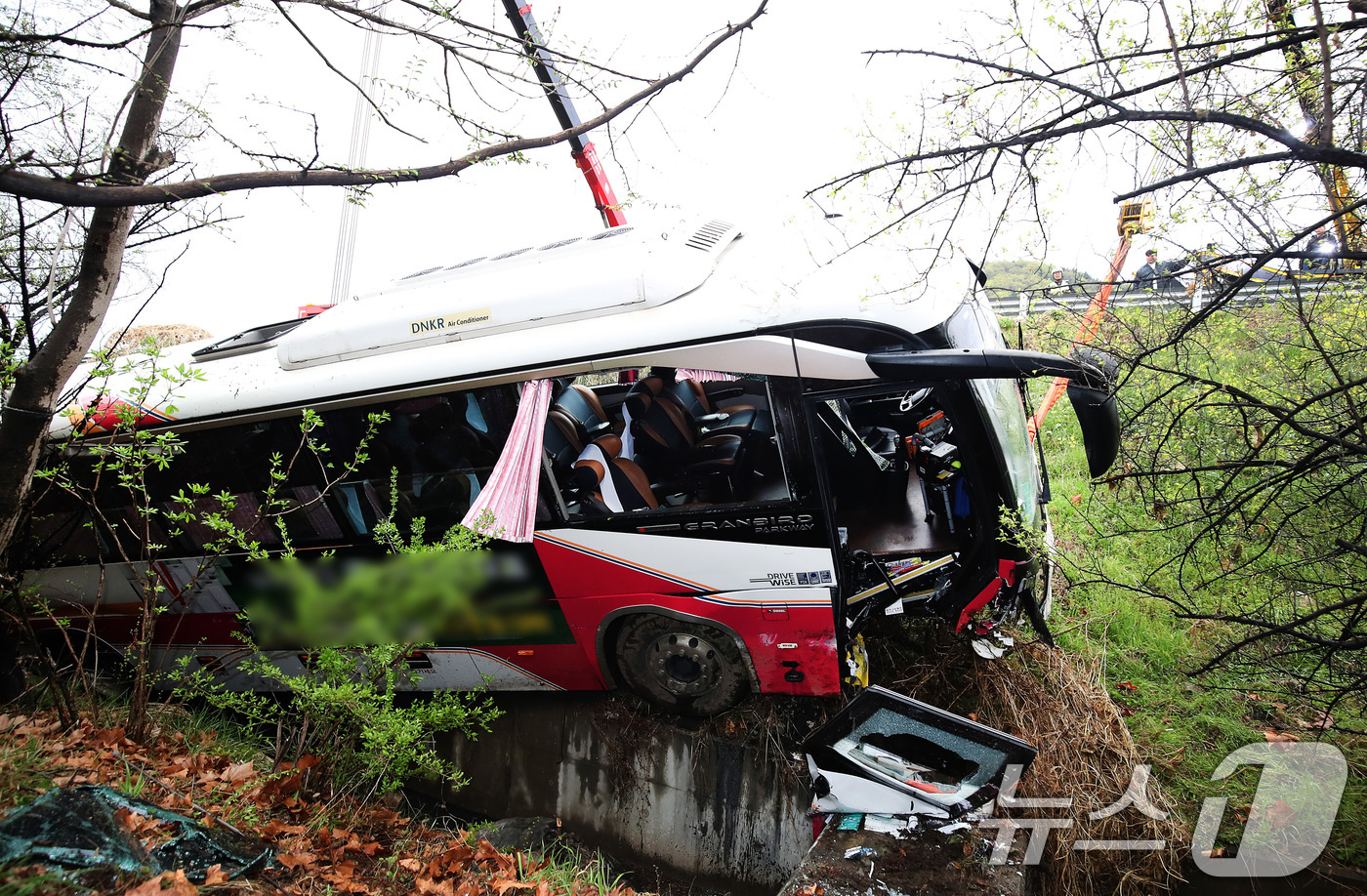 (대구=뉴스1) 공정식 기자 = 6일 오후 4시 10분쯤 대구 북구 팔달동 금호분기점 인근 고속도로에서 승객 8명이 탑승한 시외버스 1대가 가드레일을 들이받은 후 약 10m 아래로 …