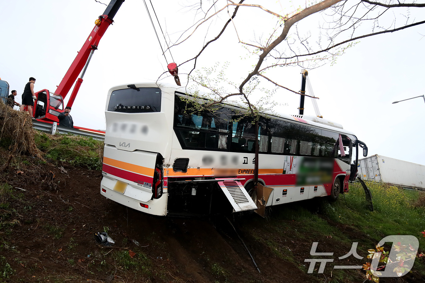 (대구=뉴스1) 공정식 기자 = 6일 오후 4시 10분쯤 대구 북구 팔달동 금호분기점 인근 고속도로에서 승객 8명이 탑승한 시외버스 1대가 가드레일을 들이받은 후 약 10m 아래로 …