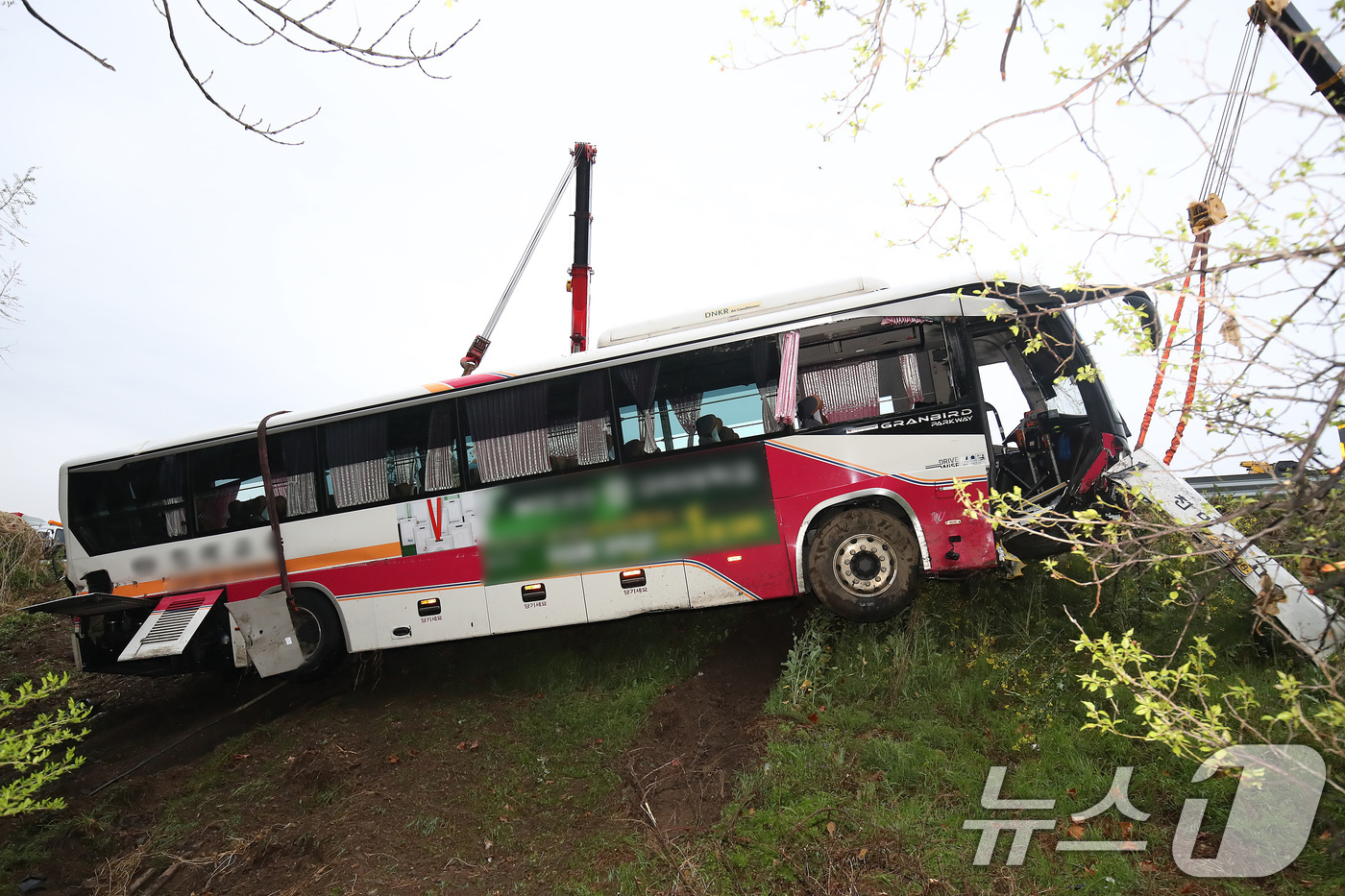 (대구=뉴스1) 공정식 기자 = 6일 오후 4시 10분쯤 대구 북구 팔달동 금호분기점 인근 고속도로에서 승객 8명이 탑승한 시외버스 1대가 가드레일을 들이받은 후 약 10m 아래로 …