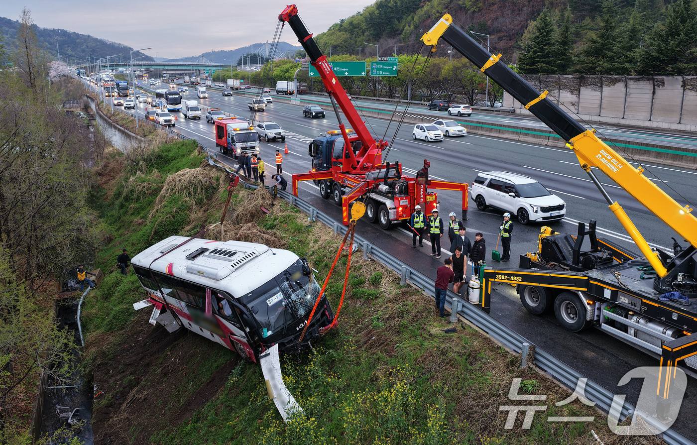 (대구=뉴스1) 공정식 기자 = 6일 오후 4시 10분쯤 대구 북구 팔달동 금호분기점 인근 고속도로에서 승객 8명이 탑승한 시외버스 1대가 가드레일을 들이받은 후 약 10m 아래로 …