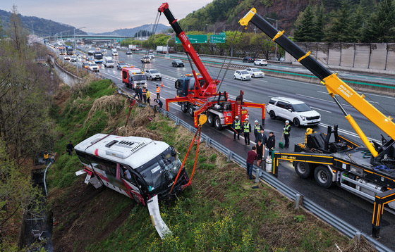 추락한 시외버스 견인작업