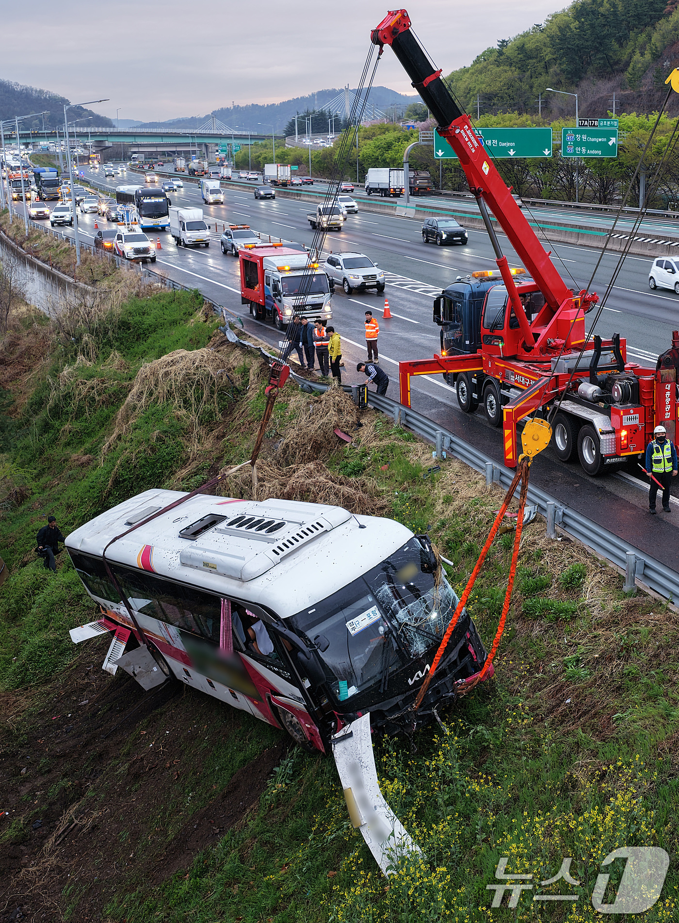 (대구=뉴스1) 공정식 기자 = 6일 오후 4시 10분쯤 대구 북구 팔달동 금호분기점 인근 고속도로에서 승객 8명이 탑승한 시외버스 1대가 가드레일을 들이받은 후 약 10m 아래로 …