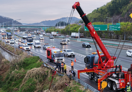 추락한 시외버스 견인작업