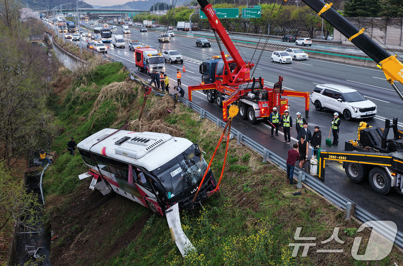 (대구=뉴스1) 공정식 기자 = 6일 오후 4시 10분쯤 대구 북구 팔달동 금호분기점 인근 고속도로에서 승객 8명이 탑승한 시외버스 1대가 가드레일을 들이받은 후 약 10m 아래로 …