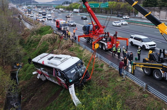 추락한 시외버스 견인작업