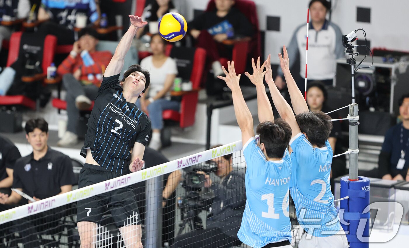 본문 이미지 - 6일 충남 천안 유관순체육관에서 열린 프로배구 2025-2026 V리그 남자부 챔피언 결정전 3차전 대한항공과 현대캐피탈의 경기에서 현대캐피탈 허수봉이 공격을 시도하고 있다. 2026.4.6 ⓒ 뉴스1 김기태 기자