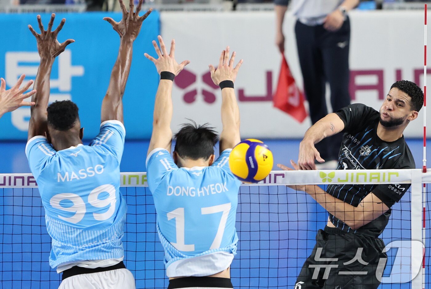 본문 이미지 - 6일 충남 천안 유관순체육관에서 열린 프로배구 2025-2026 V리그 남자부 챔피언 결정전 3차전 대한항공과 현대캐피탈의 경기에서 현대캐피탈 레오가 공격을 시도하고 있다. 2026.4.6 ⓒ 뉴스1 김기태 기자