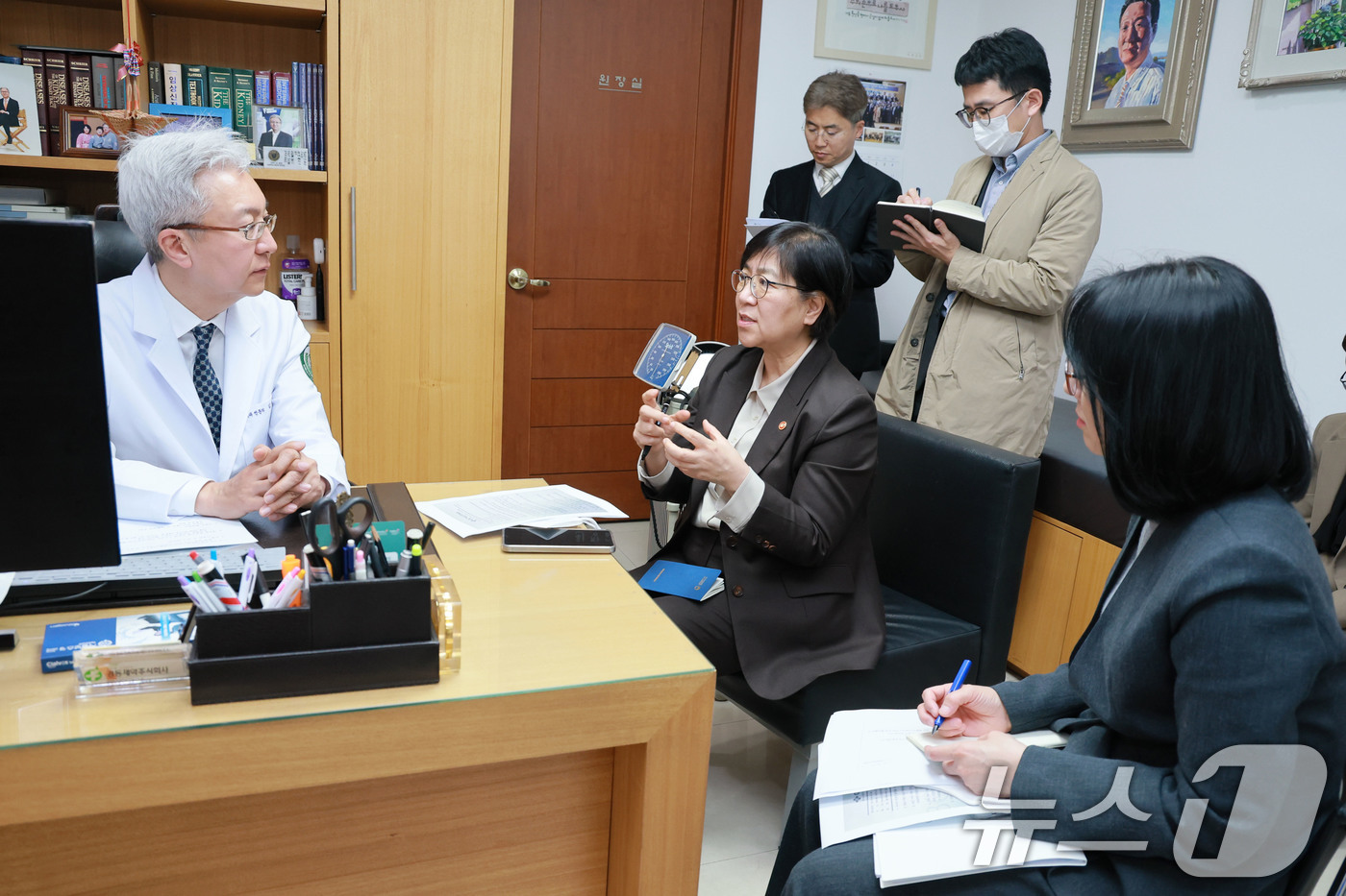 (서울=뉴스1) 이광호 기자 = 정은경 보건복지부 장관이 6일 서울 양천구 김성남 내과의원을 방문해 중동 전쟁에 따른 의약품 및 의료기기 수급 상황 현장 점검을 하고 있다. (보건 …