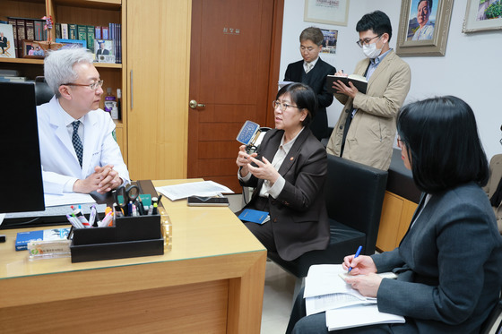 정은경 장관, 치료재료 등 수급상황 점검