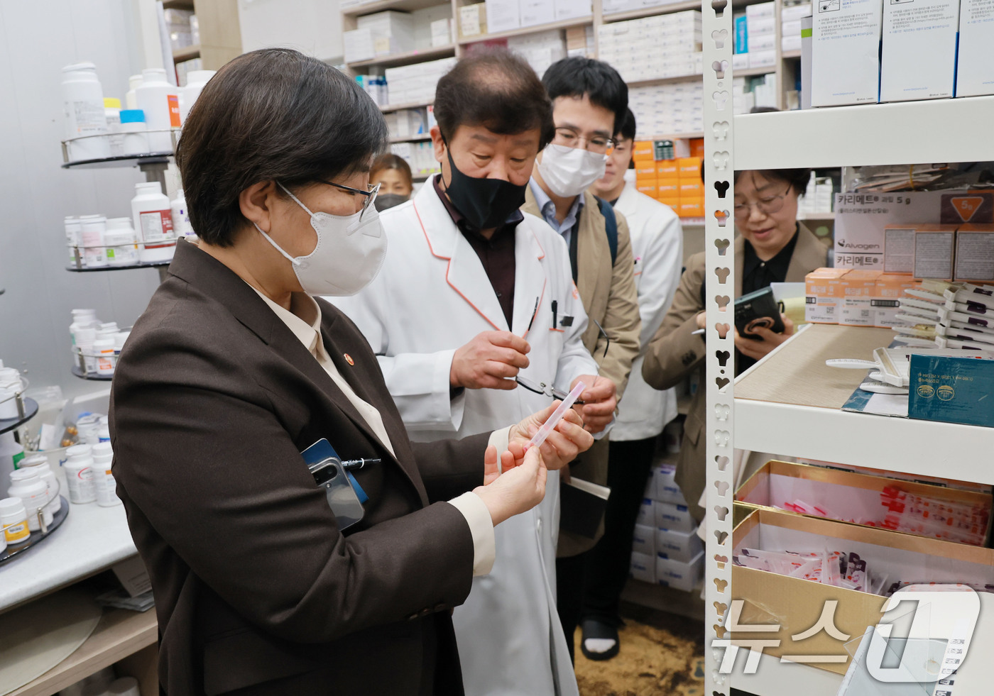 (서울=뉴스1) 이광호 기자 = 정은경 보건복지부 장관이 6일 서울 양천구 목동정문약국을 찾아 중동 전쟁에 따른 의약품 및 의료기기 수급 상황 현장 점검을 하고 있다. (보건복지부 …