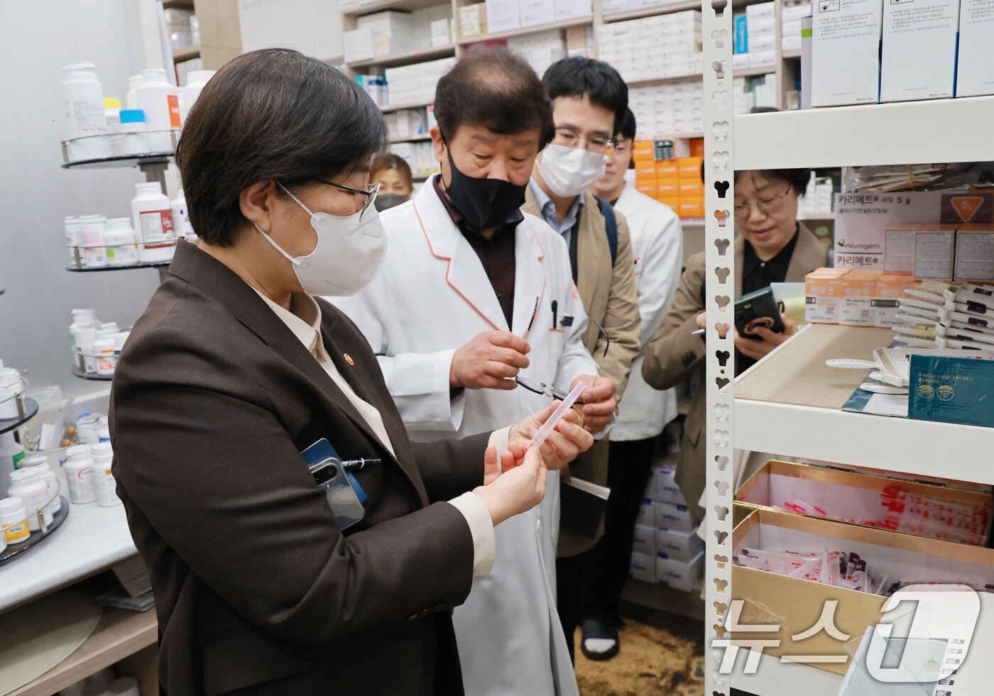 본문 이미지 - 정은경 보건복지부 장관이 6일 서울 양천구 목동정문약국을 찾아 중동 전쟁에 따른 의약품 및 의료기기 수급 상황 현장 점검을 하고 있다. (보건복지부 제공. 재판매 및 DB 금지) 2026.4.6 ⓒ 뉴스1 이광호 기자
