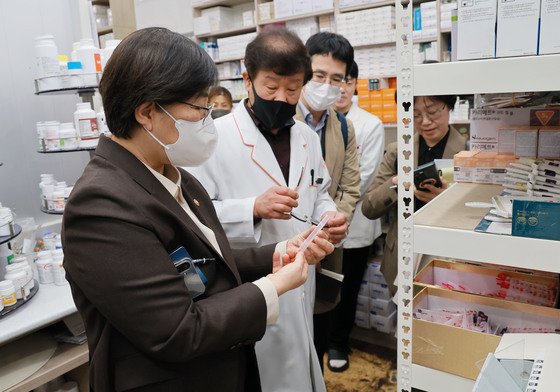 정은경 장관, 치료재료 등 수급상황 점검