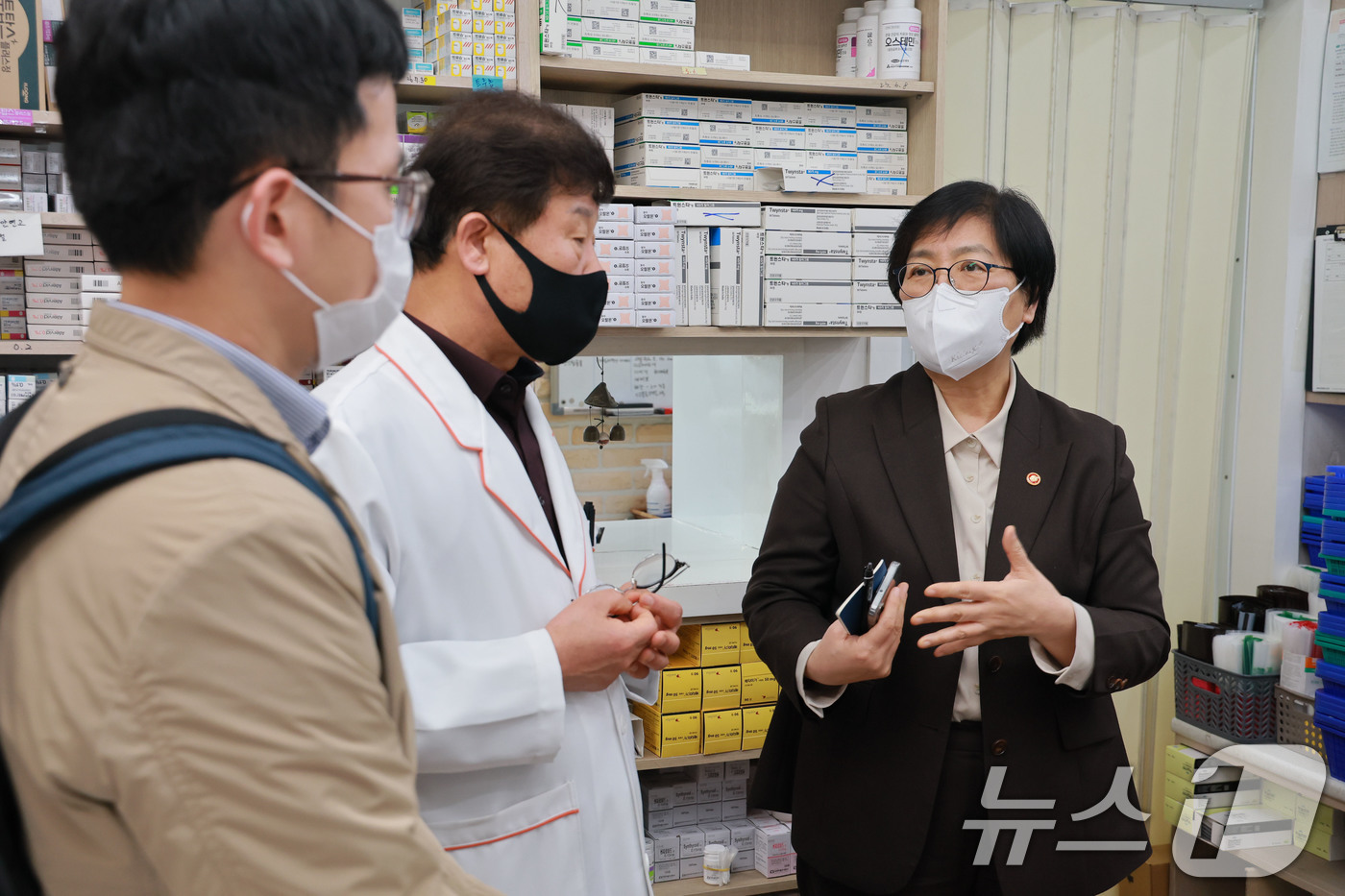 (서울=뉴스1) 이광호 기자 = 정은경 보건복지부 장관이 6일 서울 양천구 목동정문약국을 찾아 중동 전쟁에 따른 의약품 및 의료기기 수급 상황 현장 점검을 하고 있다. (보건복지부 …