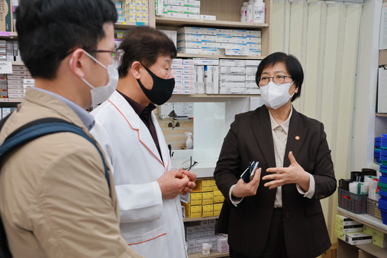 정은경 장관, 치료재료 등 수급상황 점검