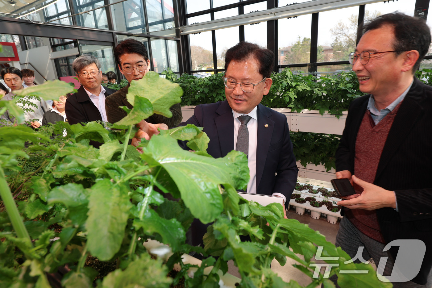 (서울=뉴스1) = 이승돈 농촌진흥청장이 6일 충남 천안시의 도시형 스마트팜 시설을 방문해 현장을 점검하고 있다. (농촌진흥청 제공. 재판매 및 DB 금지) 2026.4.6/뉴스1 …