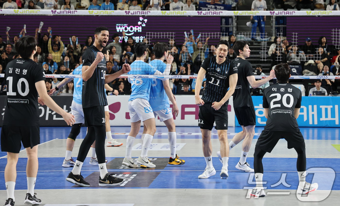 (천안=뉴스1) 김기태 기자 = 6일 충남 천안 유관순체육관에서 열린 프로배구 2025-2026 V리그 남자부 챔피언 결정전 3차전 대한항공과 현대캐피탈의 경기에서 승리한 현대캐피 …