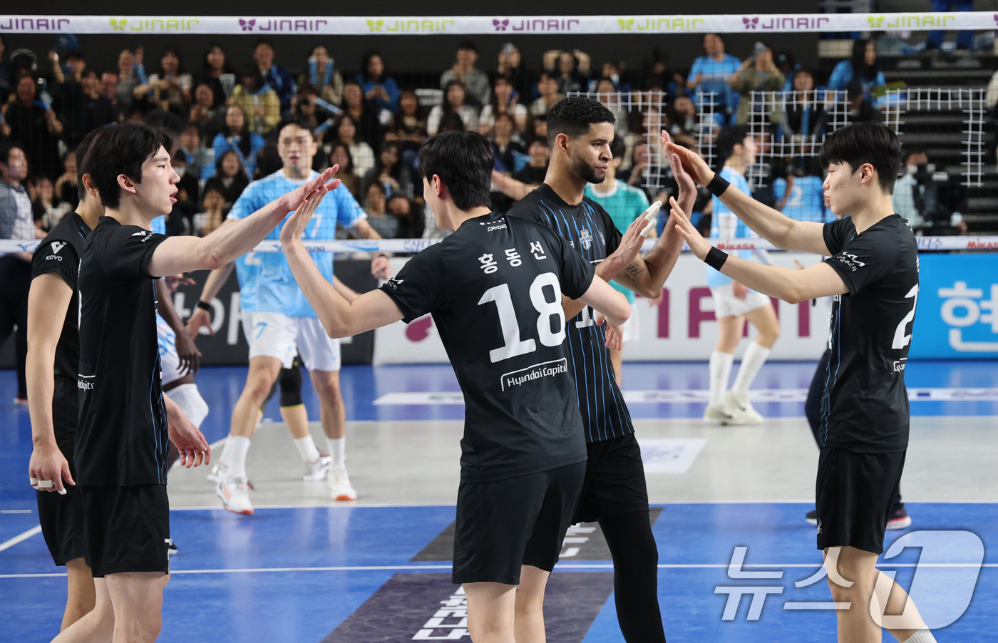 (천안=뉴스1) 김기태 기자 = 6일 충남 천안 유관순체육관에서 열린 프로배구 2025-2026 V리그 남자부 챔피언 결정전 3차전 대한항공과 현대캐피탈의 경기에서 승리한 현대캐피 …