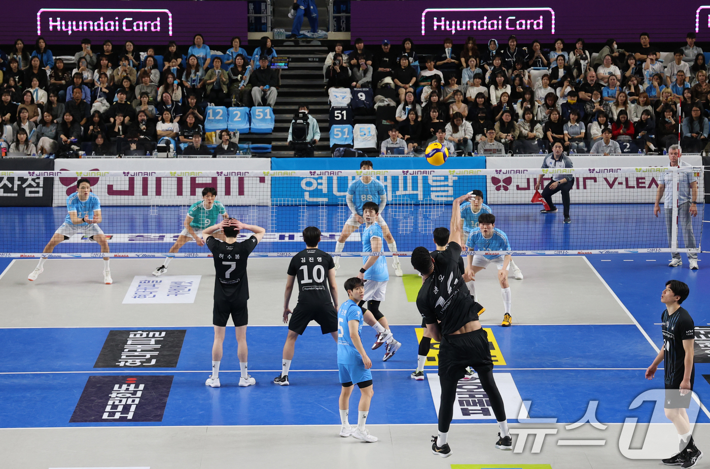 (천안=뉴스1) 김기태 기자 = 6일 충남 천안 유관순체육관에서 열린 프로배구 2025-2026 V리그 남자부 챔피언 결정전 3차전 대한항공과 현대캐피탈의 경기가 진행되고 있다. …