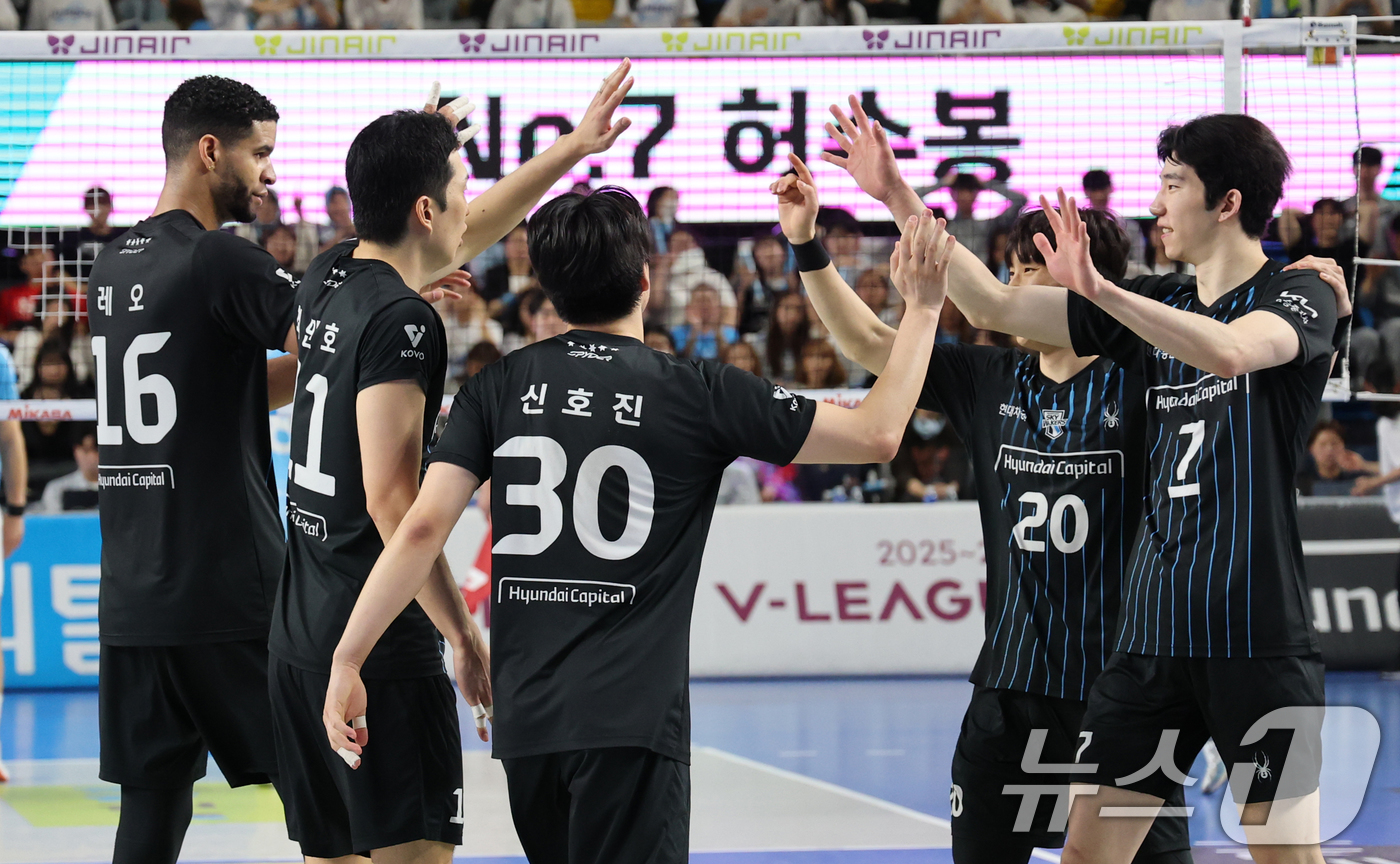 (천안=뉴스1) 김기태 기자 = 6일 충남 천안 유관순체육관에서 열린 프로배구 2025-2026 V리그 남자부 챔피언 결정전 3차전 대한항공과 현대캐피탈의 경기에서 승리한 현대캐피 …