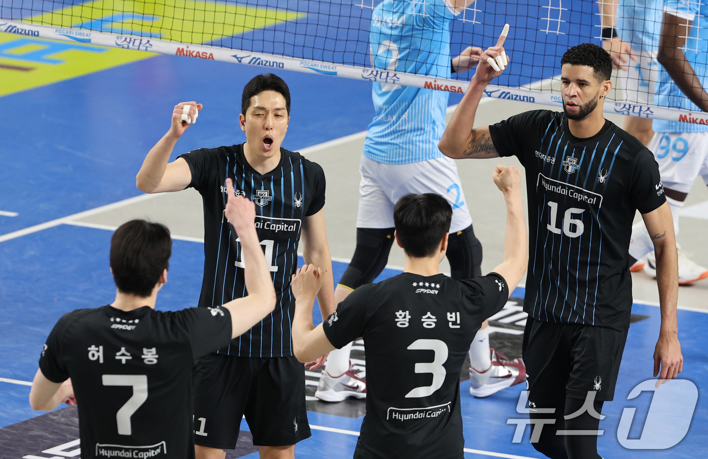 (천안=뉴스1) 김기태 기자 = 6일 충남 천안 유관순체육관에서 열린 프로배구 2025-2026 V리그 남자부 챔피언 결정전 3차전 대한항공과 현대캐피탈의 경기에서 현대캐피탈 선수 …