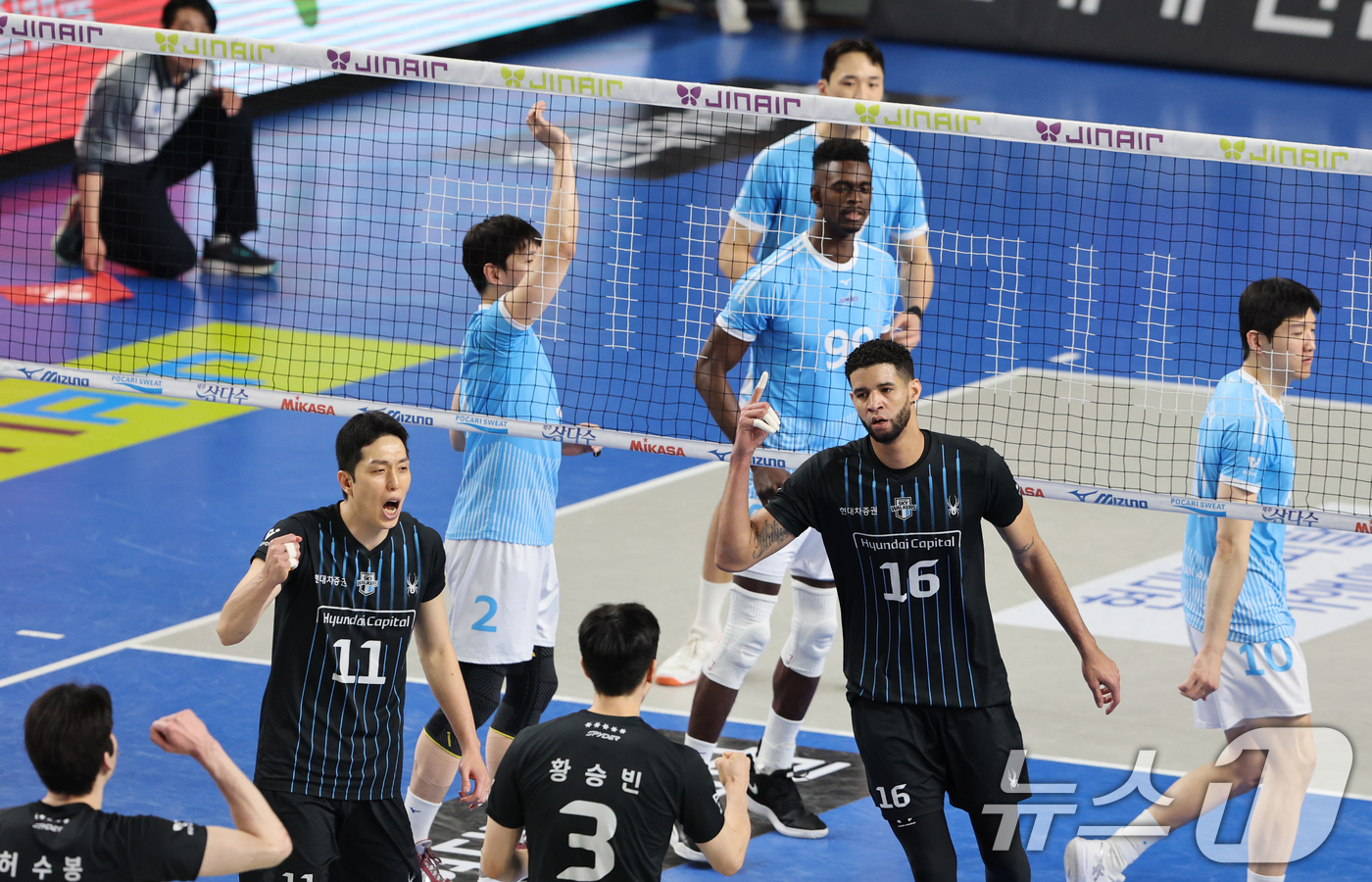 (천안=뉴스1) 김기태 기자 = 6일 충남 천안 유관순체육관에서 열린 프로배구 2025-2026 V리그 남자부 챔피언 결정전 3차전 대한항공과 현대캐피탈의 경기에서 현대캐피탈 선수 …