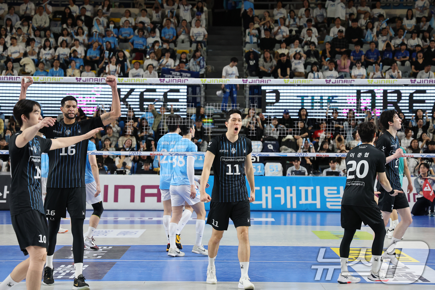 (천안=뉴스1) 김기태 기자 = 6일 충남 천안 유관순체육관에서 열린 프로배구 2025-2026 V리그 남자부 챔피언 결정전 3차전 대한항공과 현대캐피탈의 경기에서 승리한 현대캐피 …