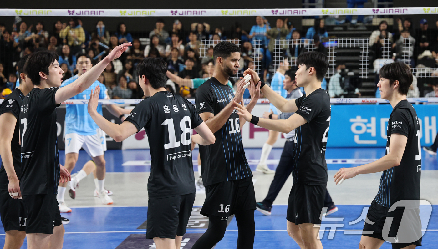 (천안=뉴스1) 김기태 기자 = 6일 충남 천안 유관순체육관에서 열린 프로배구 2025-2026 V리그 남자부 챔피언 결정전 3차전 대한항공과 현대캐피탈의 경기에서 승리한 현대캐피 …