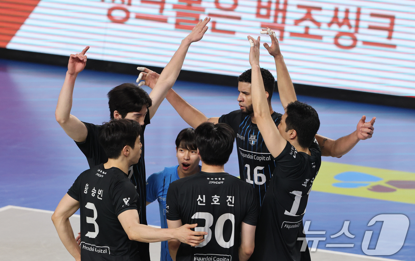 (천안=뉴스1) 김기태 기자 = 6일 충남 천안 유관순체육관에서 열린 프로배구 2025-2026 V리그 남자부 챔피언 결정전 3차전 대한항공과 현대캐피탈의 경기에서 현대캐피탈 선수 …