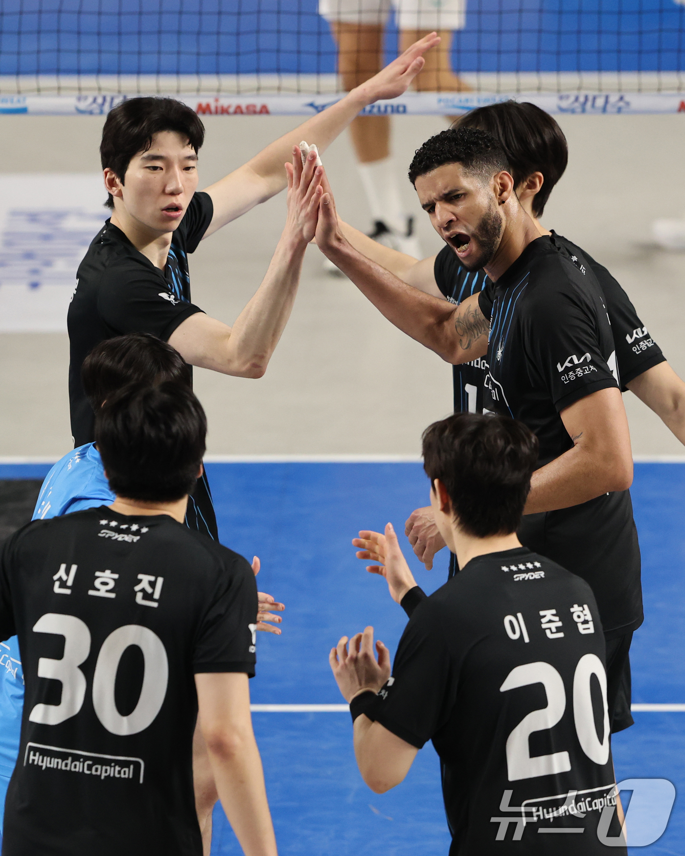 (천안=뉴스1) 김기태 기자 = 6일 충남 천안 유관순체육관에서 열린 프로배구 2025-2026 V리그 남자부 챔피언 결정전 3차전 대한항공과 현대캐피탈의 경기에서 승리한 현대캐피 …