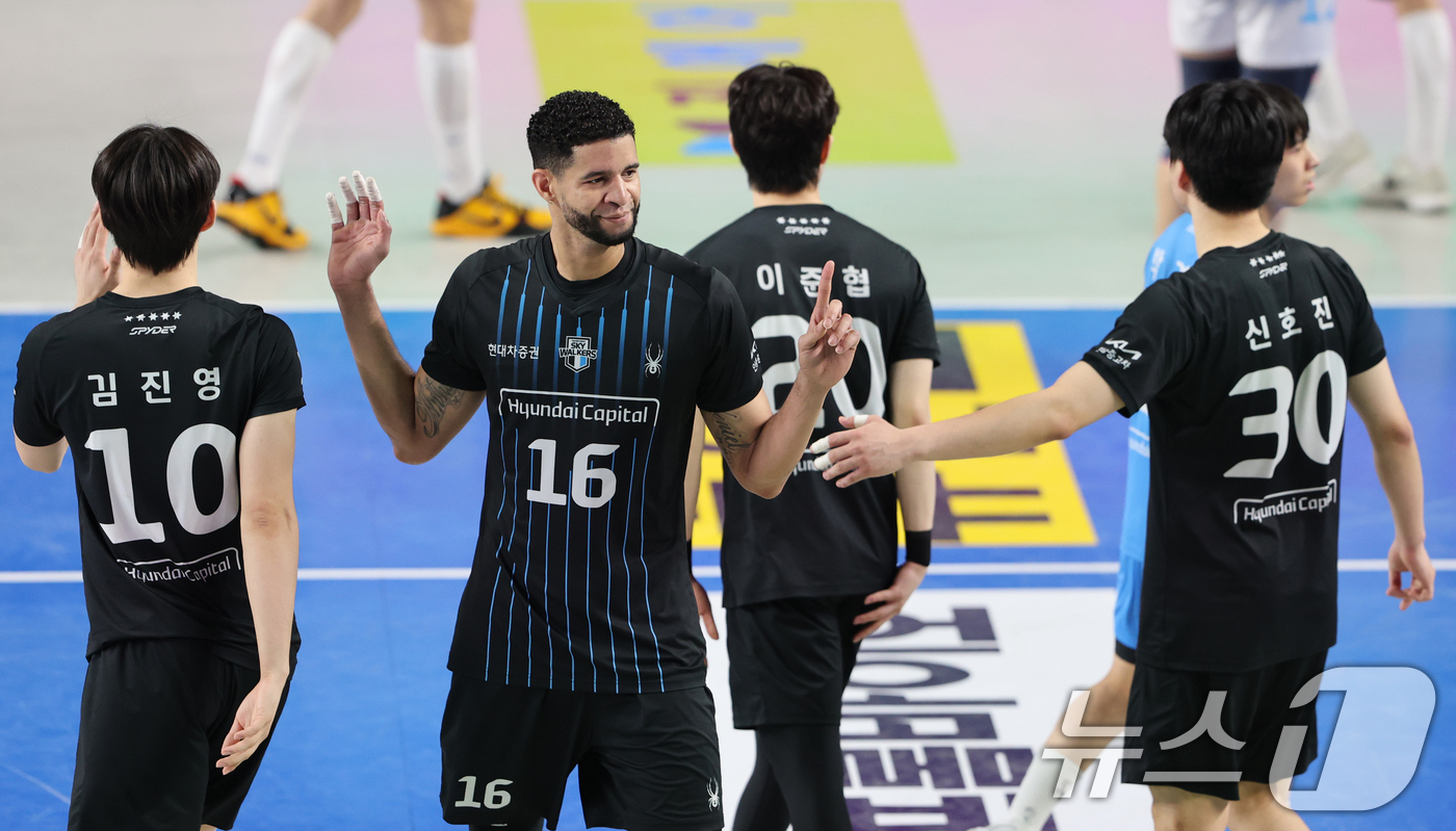 (천안=뉴스1) 김기태 기자 = 6일 충남 천안 유관순체육관에서 열린 프로배구 2025-2026 V리그 남자부 챔피언 결정전 3차전 대한항공과 현대캐피탈의 경기에서 승리한 현대캐피 …