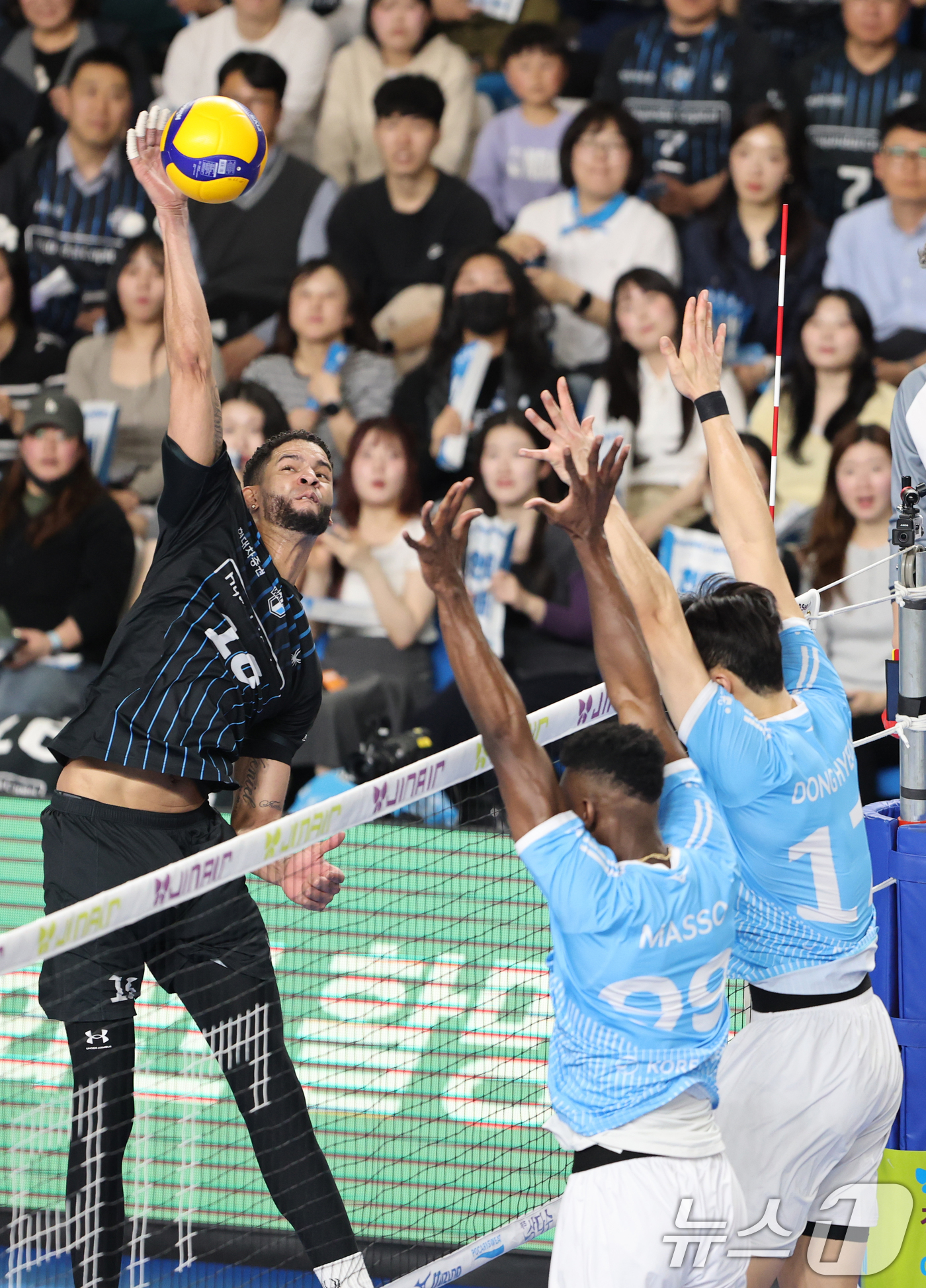 (천안=뉴스1) 김기태 기자 = 6일 충남 천안 유관순체육관에서 열린 프로배구 2025-2026 V리그 남자부 챔피언 결정전 3차전 대한항공과 현대캐피탈의 경기에서 현대캐피탈 레오 …