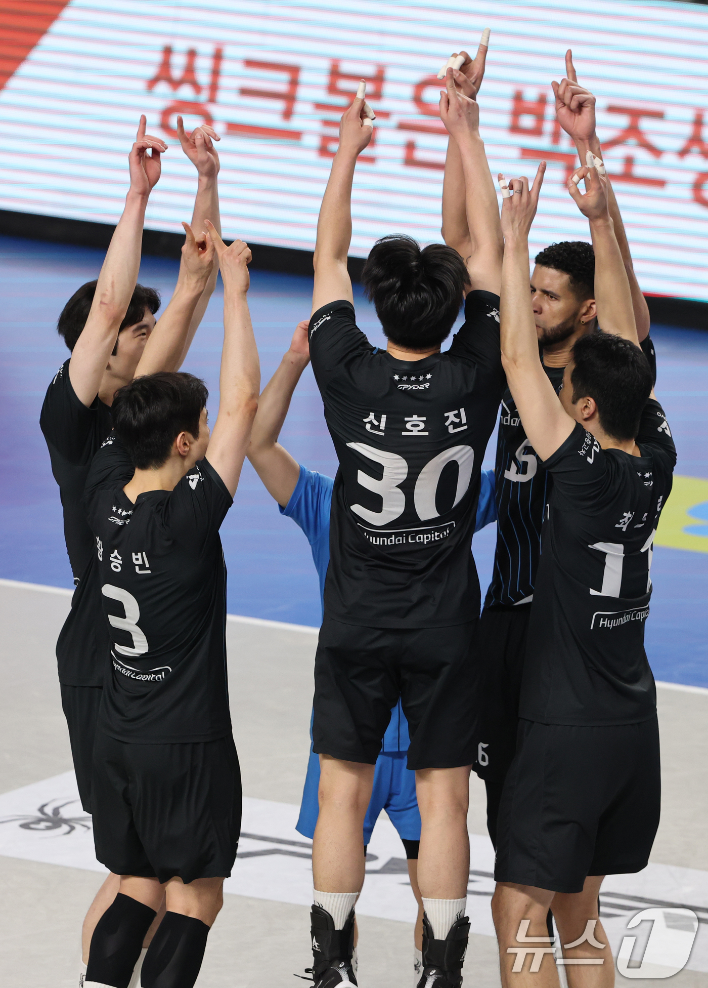 (천안=뉴스1) 김기태 기자 = 6일 충남 천안 유관순체육관에서 열린 프로배구 2025-2026 V리그 남자부 챔피언 결정전 3차전 대한항공과 현대캐피탈의 경기에서 승리한 현대캐피 …